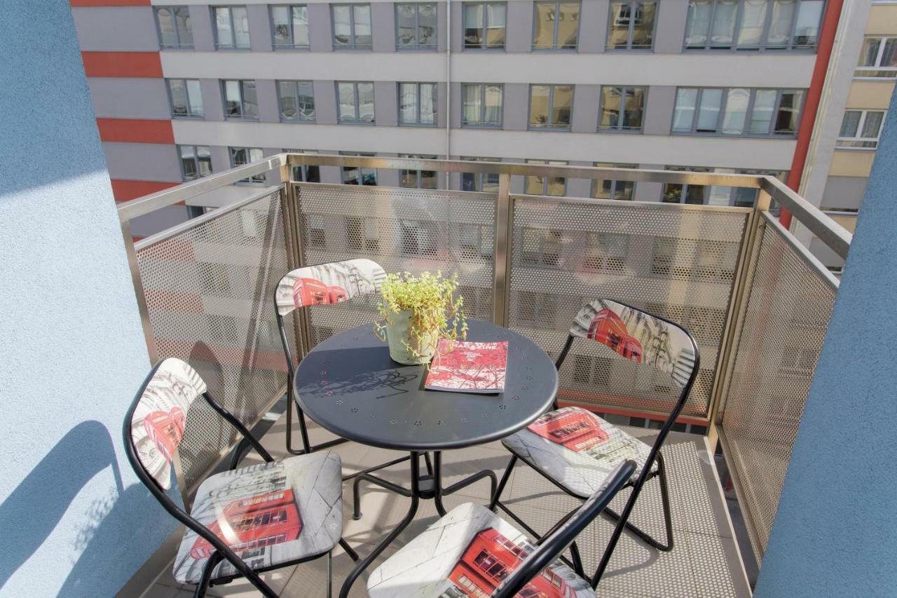 Cute And Sunny In With Balcony & Free Parking Apartment